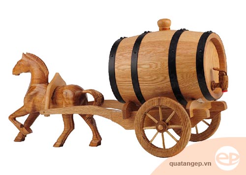 Ngựa kéo thùng đựng rượu bằng gỗ sồi