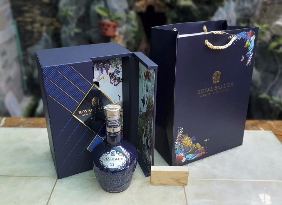 Túi đựng rượu Chivas được sử dụng nhiều để làm quà biếu tặng